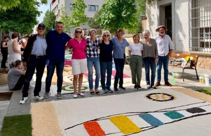 Confección de una alfombra para la fiesta de CaldesFlor Corpus Christi 2023